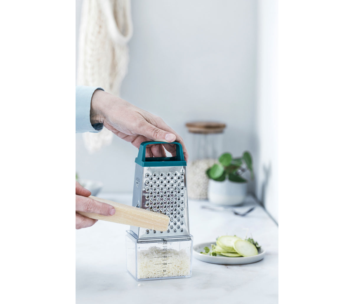- Rallador con recipiente para equipos de cocina - Lacor 61363 - imagen 2